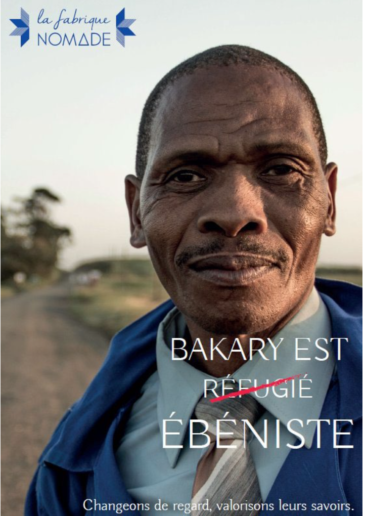 Porträt eines Mannes mit Krawatte, Text 'Bakary est réfugié' (durchgestrichen) und 'ébéniste', Logo 'la fabrique Nomade'.